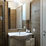 Quiet And Charming In The Centre With Air Conditioned Комо