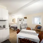 Quiet And Charming In The Centre With Air Conditioned Комо